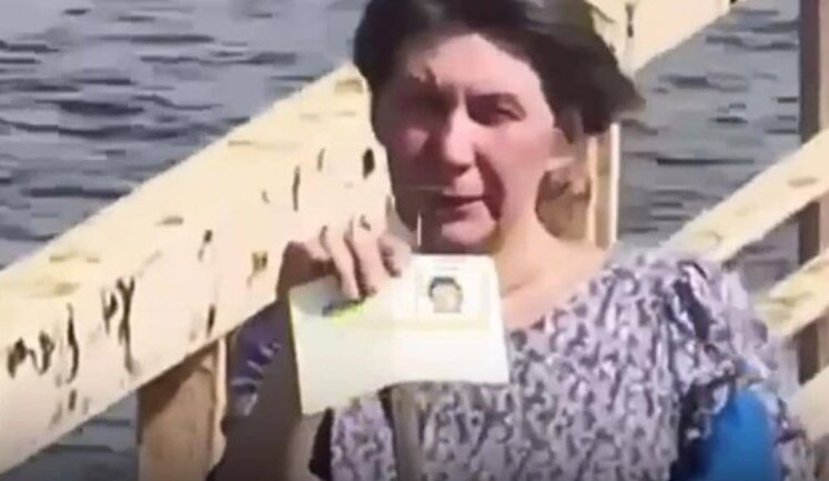Махала дрону паспортом на Антоновском мосту: Силы обороны эвакуировали женщину из оккупированных Олешек на Херсонщине. ВИДЕО