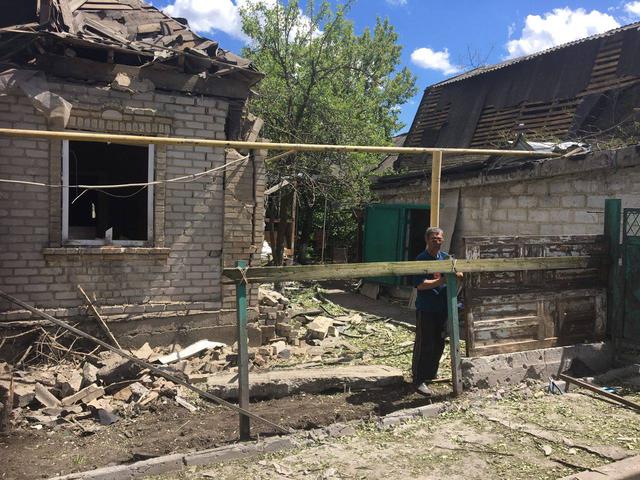 Обстріл Красногорівки: пошкоджено 29 будівель, включно з лікарнею і школою, - Аброськін 05
