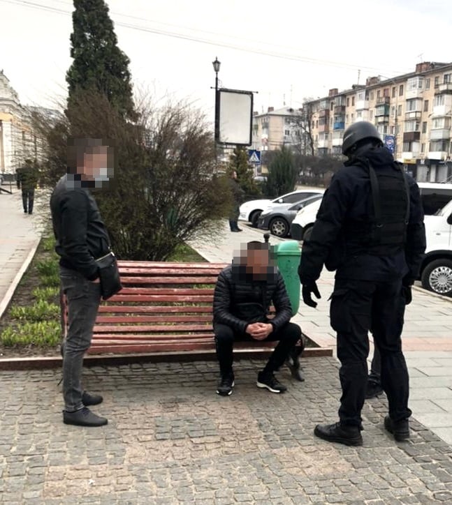 Группа фальшивомонетчиков, сбывавшая поддельные доллары, задержана в Житомире, - прокуратура 04