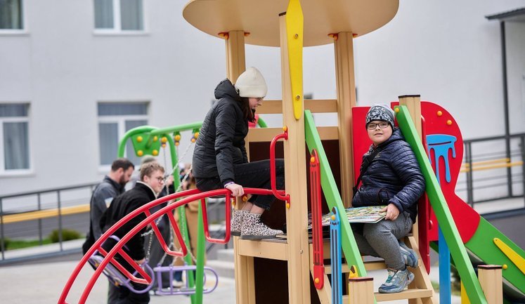 В Славутиче открыли социальное жилье для более 100 переселенцев