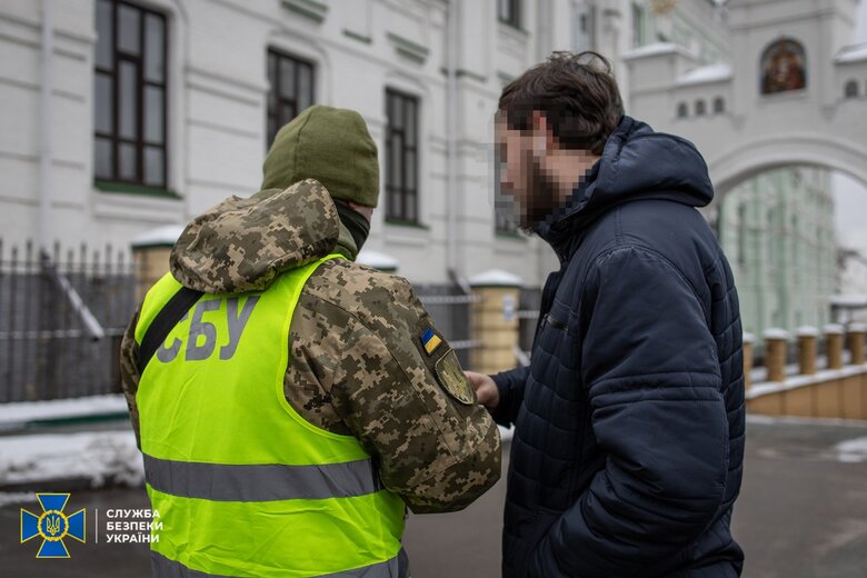 СБУ знайшла проросійську літературу, мільйони готівки та сумнівних громадян РФ під час безпекових заходів у Лаврі та храмах УПЦ МП на Рівненщині 19