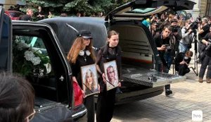 Із доньками полеглого захисника Яковлєва, які загинули внаслідок удару РФ, попрощалися у Києві. ФОТОрепортаж