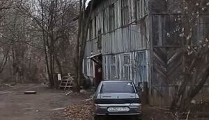 Россиянка расхваливает свой деревянный барак: "Это райское место – садик, школа, баня под носом. Речка рядом. Отопление есть. Газа и горячей воды, правда, нет". ВИДЕО