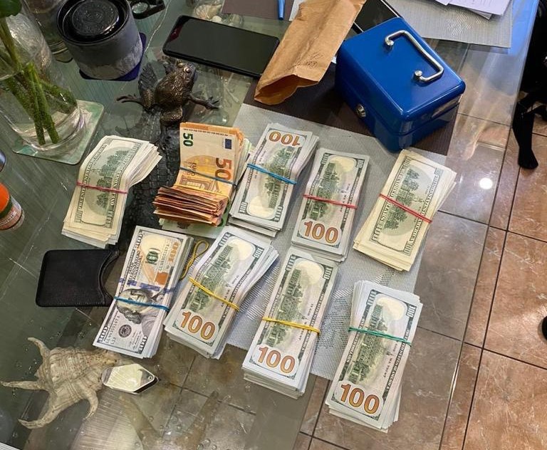 Врачи из 5 медучреждений и ВВК штамповали в Киеве мужчинам диагнозы для выезда за границу 12