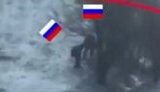 окупанти розглядають вибухонебезпечний предмет