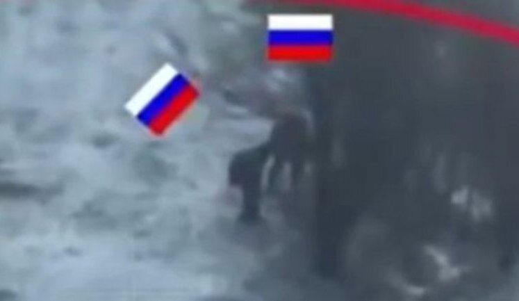 Двоє окупантів розглядають невідому вибухівку, а за мить зникають у вогні. ВIДЕО