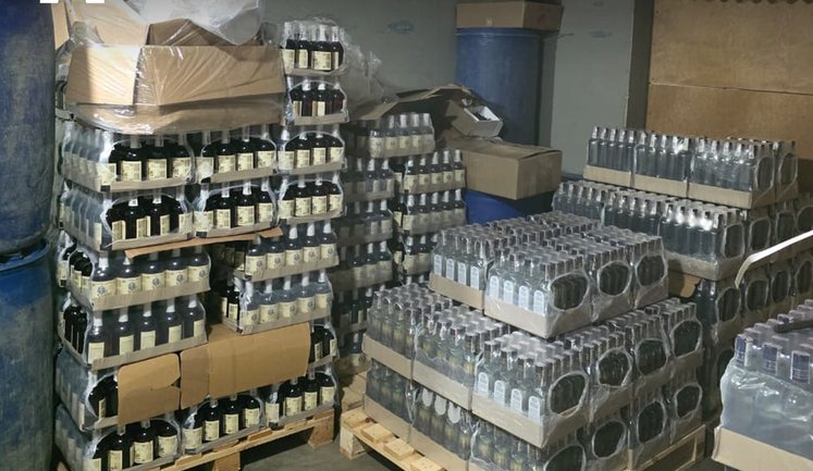 БЕБ знайшло підпільний цех з виготовлення контрафактного алкоголю у Львові. ФОТОрепортаж