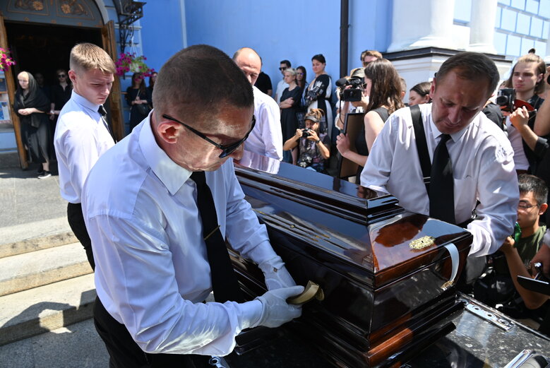 З письменницею Вікторією Амеліною, вбитою в Краматорську російською ракетою, попрощалися в Києві 15 З письменницею Вікторією Амеліною, вбитою в Краматорську російською ракетою, попрощалися в Києві 15