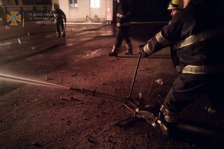 Ночью на Полтавщине пылала АЗС: микроавтобус врезался в цистерну с газом 04