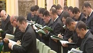 "Внешне он напоминает льва, Добрая о нем идет молва", - міністри уряду Туркменістану стоячи конспектують вірші про алабая, які читає президент Бердимухамедов. ВIДЕО