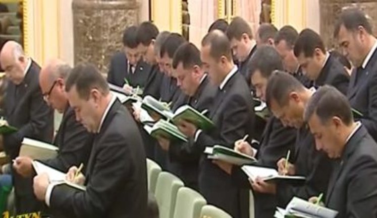 "Внешне он напоминает льва, Добрая о нем идет молва", - міністри уряду Туркменістану стоячи конспектують вірші про алабая, які читає президент Бердимухамедов. ВIДЕО