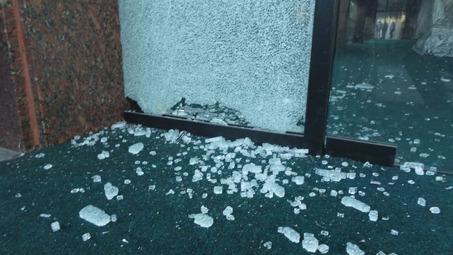 Митингующие против рынка земли установили под Радой палатки 02