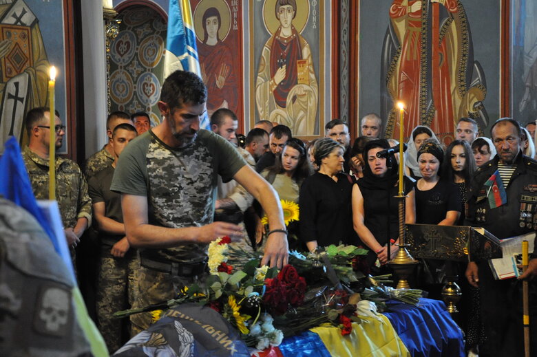 З телеведучим та військовим Карімом Гуламовим, який загинув у бою з російськими окупантами, попрощались у Києві 04