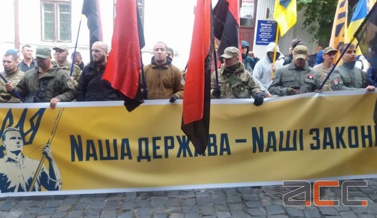 "Наша держава - наші закони": в Чернівцях закликали румунів не спекулювати на мовному питанні. ФОТОрепортаж
