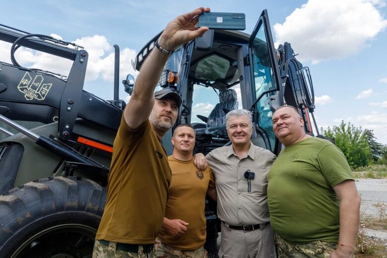 Техніка для ЗСУ від Порошенка