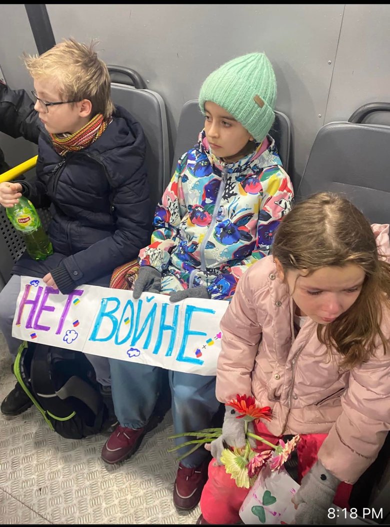 Поліція затримала дітей, які прийшли з плакатами Ні війні до посольства України в Москві 01