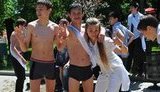 От звонка до звонка : в Донецке и Киеве школьники празднуют "конец детства". ФОТОрепортаж