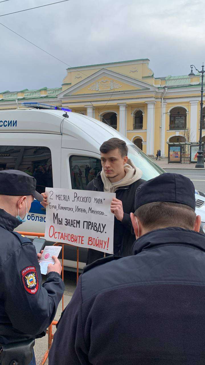 Возле Кремля задержали мужчину с плакатом Христос за мир. Также пикетчиков задерживали в Санкт-Петербурге и Нижнем Новгороде 06