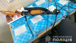 Девушка стреляла из арбалета на территории школы в Полтаве: ранения получили два учителя. ФОТО
