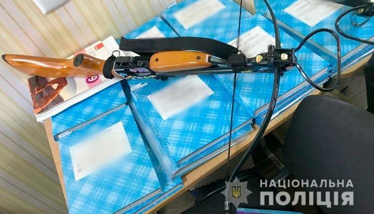 Девушка стреляла из арбалета на территории школы в Полтаве: ранения получили два учителя. ФОТО