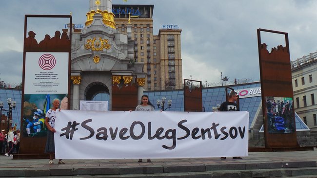 Save Oleg Sentsov: активісти в масках Сенцова, Трампа, Меркель і Путіна організували перфоманс на Майдані 02 Save Oleg Sentsov: активісти в масках Сенцова, Трампа, Меркель і Путіна організували перфоманс на Майдані 02