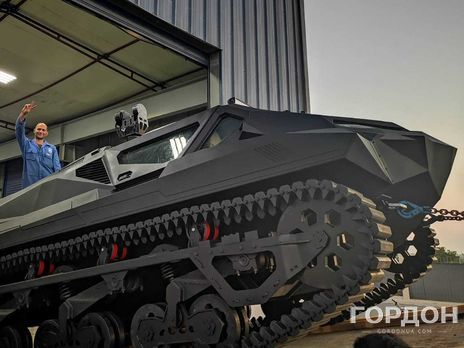 Украинские разработчики представят в Абу-Даби плавающий бронированный электромобиль Шторм: способен разгоняться до 140 км/ч по песку 01