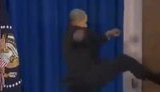Обама разБУШевался: Президент США выбил ногой дверь. ВИДЕО.