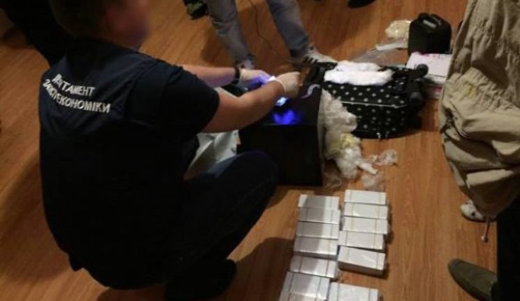 Поліція затримала шахраїв, які підробляли документи для отримання шенгенських віз. ФОТО