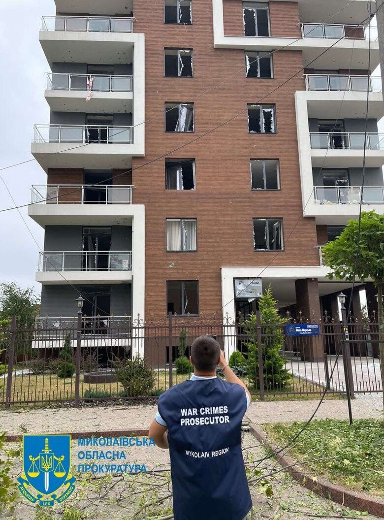 Враг обстрелял два района Николаева, одна из ракет попала в проезжую часть, - ОВА 04
