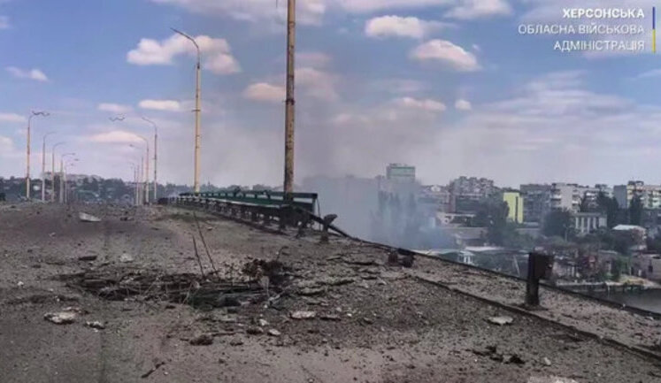 Руйнування мосту в Херсоні не допоможе військам РФ форсувати Дніпро, - Сили оборони півдня