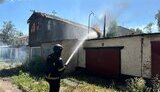 В Українську після обстрілів горіли гаражі