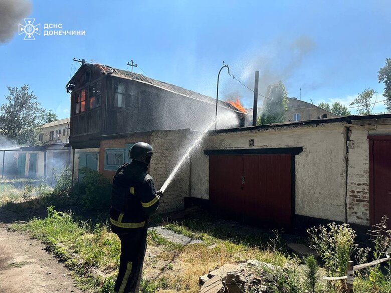 В Українську після обстрілів горіли гаражі