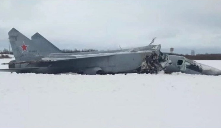 Истребитель МиГ-31 выкатился за пределы взлетно-посадочной полосы и развалился в России