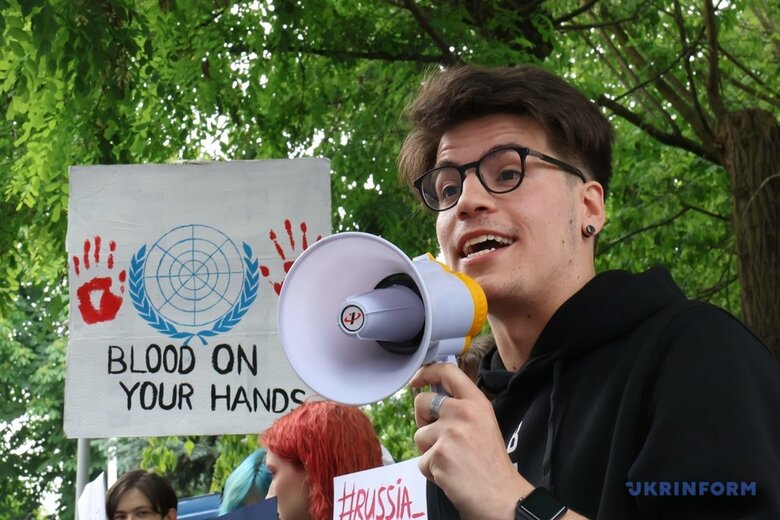 Молодь протестувала біля представництва ООН, вимагаючи вигнати Росію з організації 02 Молодь протестувала біля представництва ООН, вимагаючи вигнати Росію з організації 02