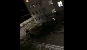 "Толпа на толпу. Убивают прямо жестко", - очередная массовая драка между контрактниками и мобилизованными в российской армии. ВИДЕО