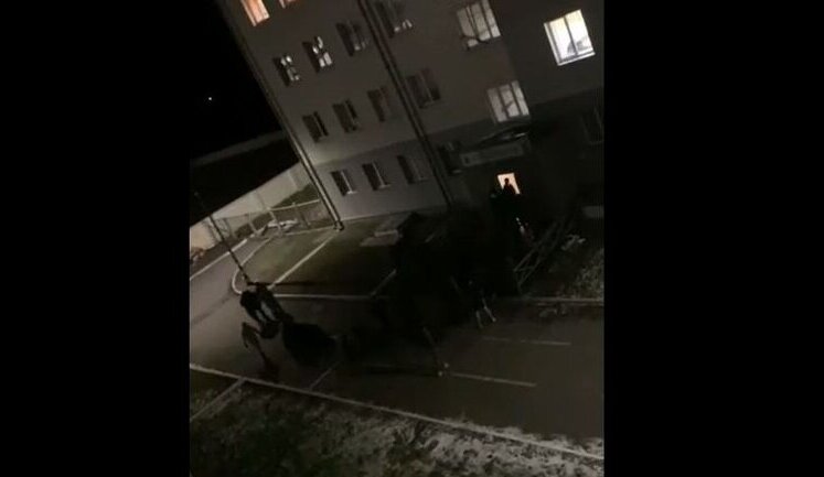 "Толпа на толпу. Убивают прямо жестко", - очередная массовая драка между контрактниками и мобилизованными в российской армии. ВИДЕО