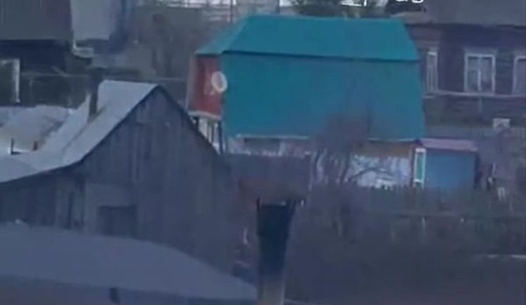 Две россиянки кричат и ругаются, наблюдая за пролетом украинского дрона вблизи Перми: "#баный в рот, бл#дь! Отходи от окна! Это к нам!"