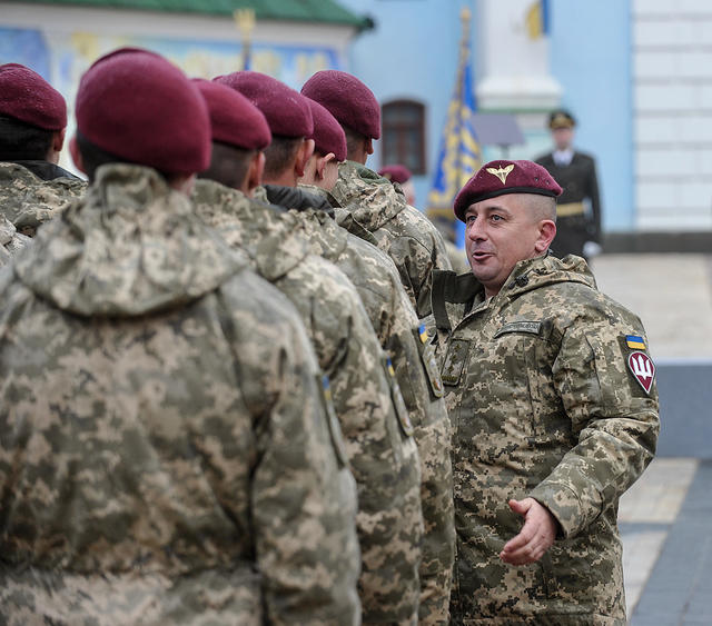 День десантника: церемония замены синих беретов, вручение флага десантно-штурмовых войск и присяга воинов ДШВ на Михайловской площади в Киеве 06