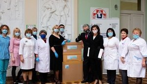 Порошенко с супругой передал в "Охматдет" 3 тыс. швейцарских ИФА-тестов. ФОТОрепортаж