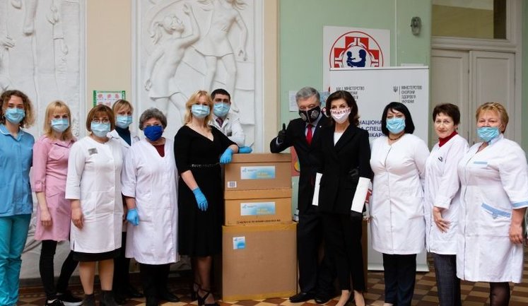 Порошенко с супругой передал в "Охматдет" 3 тыс. швейцарских ИФА-тестов. ФОТОрепортаж