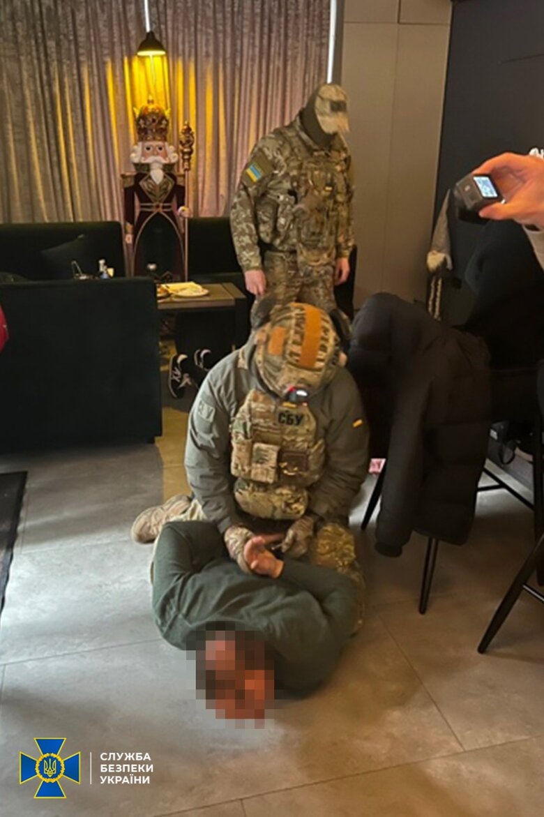 Затримано посадовця БЕБ та місцевого депутата, які кришували нелегальний збут підакцизних товарів на Закарпатті, - СБУ 02