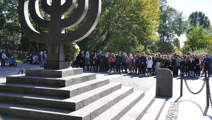 "Ніколи знову": киевляне почтили память расстрелянных фашистами в Бабьем Яру евреев и прошли по "Пути памяти". ВИДЕО+ФОТОрепортаж