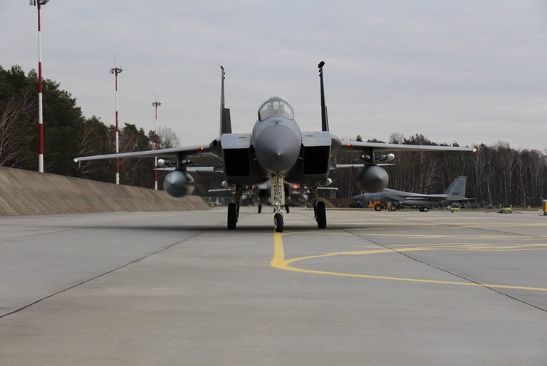Американські винищувачі F-15 прибули до Польщі 03