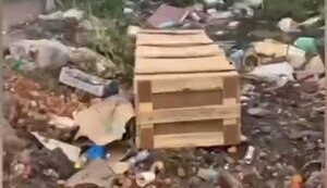 Гроб ликвидированного в Украине оккупанта нашли на мусорнике в Орловской области РФ: "Груз "200". Гвардии рядовой Брежнев. Защитники родины на мусорке". ВИДЕО