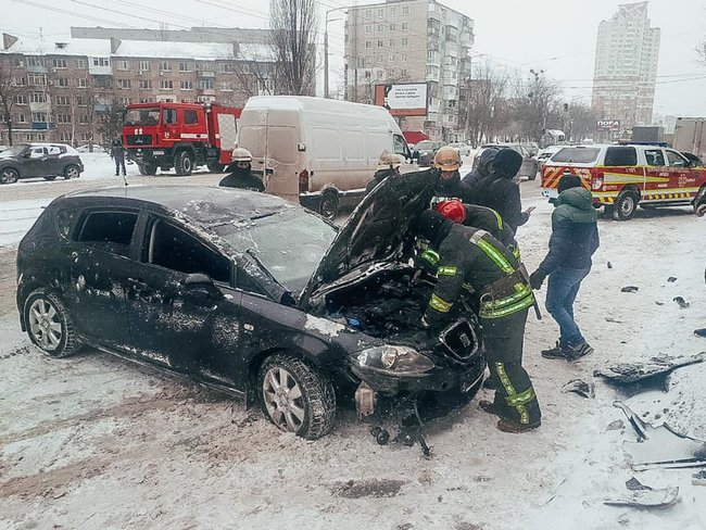 В Киеве автомобиль въехал в сугроб и перевернулся 03