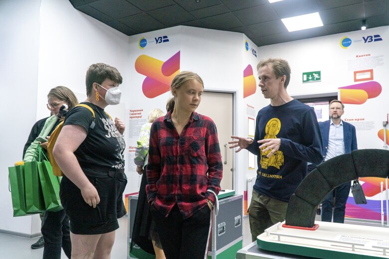 Укрзализныця подарила экоактивистке Тунберг кепку из переработанного постельного белья 05