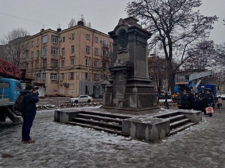 Памятник Пушкину демонтировали в Днепре 01