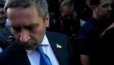 Депутату-регионалу досталось и на русском, и на украинском языках: "Ганьба! Ненавидим! Ты такой же брехун, как и вся ваша партия". ВИДЕО.