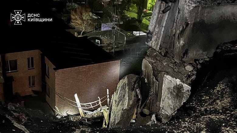 Зруйновано два поверхи: ДСНС показала наслідки нічного удару по Броварах