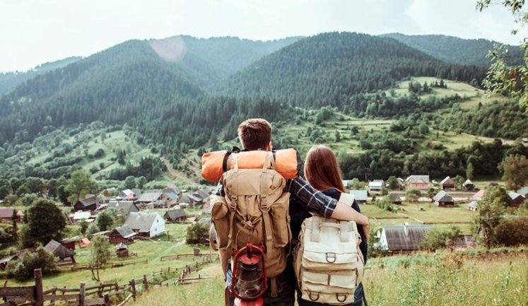 Популярність мандрівок Україною зростає: надходження туристичного збору збільшилися майже на чверть